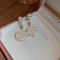 Elegante Ohrhänger mit Perlen und weißen Rosen aus Kunstharz in Goldoptik für Damen - Perlen Rosenanhänger-Stil