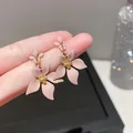Eleganti orecchini pendenti a fiore rosa opaco con dettagli del cuore in oro - Rosa