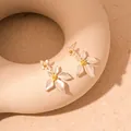 Eleganti orecchini pendenti a fiore in argento opaco con accenti dorati e perni in argento - Argento