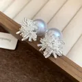 Eleganti orecchini a lobo a forma di fuoco d'artificio in argento con perle grigie chic - Stile con perno dell'orecchino in argento / Argento/Bianco