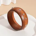 Braunes Holzarmband im Vintage-Stil mit silbernen Sternen und Nieten - Kaffeebraunes Armband Silberne Akzente