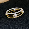 Nahaufnahme eines eleganten goldfarbenen Mehrschicht-Armbands mit weißen Perlen - Mehrschichtiger Stacking-Stil (6#)