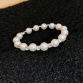 Nahaufnahme eines eleganten Perlenarmbands mit Kristallakzenten auf schwarzem Stoff - Elite-Stil Mikro-Stil (14#)