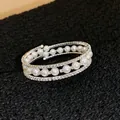 Detailaufnahme eines eleganten zweilagigen Armbands mit weißen Perlen und Strasssteinen - Spiral-Perlen-Offener Stil (4#)