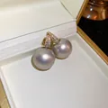 Primer plano de elegantes pendientes de perlas de estilo francés con detalles de circón - 37# Perla gris champán dorada