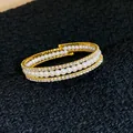 Zweilagiger offener Armreif mit weißen Perlen und funkelnden Straßsteinen in Gold - Dreireihiger Alternierender Stil (7#)