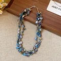 Dettaglio ravvicinato della collana vintage a doppio strato con perle di conchiglia. - Blu