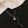Gedetailleerde close-up van een zilveren sterhanger ketting met delicate steraccenten - Pentagram met Kwast-Zilver
