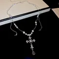 Collana vintage con ciondolo a croce gotica e strass con elegante catena di perle da donna - Stile Croce Svuotata Zirconia Bianca Gotica / Argento
