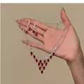 Nahaufnahme des eleganten silbernen Schmucksets mit funkelnden roten Edelsteinen - Rotes Schmuckset