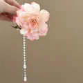 Detailansicht der rosa Blumen-Haarklammer mit hängender Perlen- und Kristallquaste - 32# Haarkralle - Rosa Blume Quaste