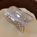 Detailansicht der polierten silbernen Metallmanschette mit elegantem Gitter-Hohlmuster - Spiral-Hohl-Stil / Silber