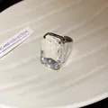Primo piano di un anello vintage in argento con un grande cristallo trasparente quadrato - Bianco