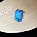 Vista ravvicinata di un anello d'argento vintage con una grande gemma blu rettangolare. - Blu