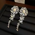 Detail van luxe kristallen kroonluchter oorbellen met sprankelende strass-stenen - Zilveren Pin (Zilver) / Zilver