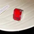 Primo piano di un anello vintage con gemma rossa quadrata e montatura argentata regolabile - Rosso