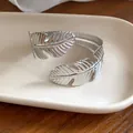 Primer plano de un brazalete de pluma plateado con textura de hoja detallada mujer - 羽毛叶片款(4#)