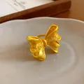 Detailansicht des filigranen goldfarbenen Schleifenrings mit verstellbarer Öffnung - Verstellbarer offener Stil / Gold