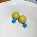 Detailansicht der bonbonfarbenen Doppelball-Ohrstecker mit gelben und blauen Kugeln. - Doppelter Rundball (HE12707) / Gelb