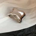 Vista detallada de un brazalete de metal plateado brillante e irregular minimalista - Anillo de Brazo Brillante Irregular (HB3720) / Plateado