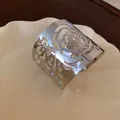 Brazalete de metal plateado minimalista con elegante diseño de rosa calada para mujer - Brazalete Ancho Calado de Rosa (34#) / Plateado