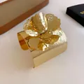 Elegante brazalete ancho dorado con un gran diseño de flor con textura llamativa - Estilo Flor Martillada 3D (55#) / Dorado