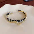 Elegante brazalete dorado ondulado con patrón de rejilla geométrica blanco y negro - Estilo Doble Capa Celosía Geométrica (58#) / Dorado