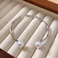 Brazalete minimalista de metal plateado trenzado con un diseño elegante de doble perla - Estilo Abierto de Perla Artificial Retorcida (61#) / Plateado