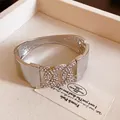 Brazalete minimalista de metal plateado con un diseño de doble C con pedrería - Estilo de Diamantes de Imitación Cruzados de Doble C (63#) / Plateado