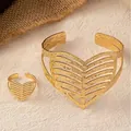 Elegante conjunto de joyas de metal hueco dorado en forma de corazón con pulsera y anillo a juego - Estilo Martillado de Corazón Calado (64#) / Set de dos piezas / Dorado
