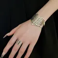 Brazalete de puño dorado calado con diseño de hoja y conjunto de anillo estilo moderno - Estilo Martillado de Textura de Vena de Hoja (65#) / Set de dos piezas / Plateado