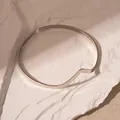 Elegante pulsera rígida de metal plateado minimalista con un detalle de diseño en V - Estilo Pulido Abierto en Forma de V (67#) / Plateado