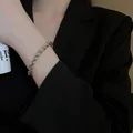 Brazalete de cuerda retorcida plateado en la muñeca de una modelo con blazer negro - Estilo de Textura de Cuerda Torcida (74#) / Plateado