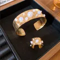 Elegante conjunto de brazalete y anillo de metal martillado dorado con perlas blancas finas - Estilo de Perla Artificial Martillado (135#) / Set de dos piezas / Dorado