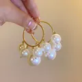 Detailansicht französischer Vintage-Ohrringe mit Goldreif und weißen Perlen. - Französischer Vintage Runder Stil (HE21629) / Gold-Weiß