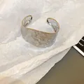 Brazalete minimalista de metal plateado con una elegante textura martillada única - Estilo de Textura Martillada Irregular (92#) / Plateado