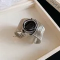Brazalete minimalista de alambre plateado con una gran piedra negra en el centro - Estilo tejido y envuelto con piedra negra (112#) / Plateado