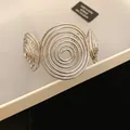 Brazalete de metal plateado minimalista con llamativos diseños circulares en espiral. - Estilo de anillo espiral de triple capa (107#) / Plateado