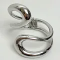 Brazalete de metal plateado minimalista con diseño geométrico irregular y acabado pulido - Estilo Geométrico Aerodinámico Irregular (122#) / Gris