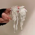 Boucles d'oreilles élégantes à pampilles en perles blanches et cristaux avec franges - Style Gland de Fleur en Perle Cristal (28)
