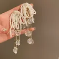 Boucles d'oreilles longues à glands de style vintage avec perles blanches et pétales - Style Gland de Nœud en Perle (19)