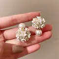 Élégantes boucles d'oreilles florales avec pétales irisés et accents de perles de culture - Style Boule de Fleur en Perle Zirconia (22)