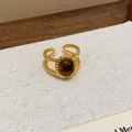 Anillo ajustable vintage bañado en oro 18k con una piedra ojo de tigre color café - Estilo de Marco Trenzado de Una Sola Piedra Ovalada (HR2834)