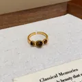 Vista detallada de anillo ajustable bañado en oro 18k con tres piedras marrones redondas. - Estilo de Arreglo de Tres Piedras Redondas (HR2835)