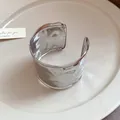 Breiter, gehämmerter Metall-Manschettenarmreif in Silber-Finish - Silber