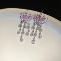 Primo piano di orecchini a farfalla in zircone rosa con nappe a goccia - Gancio per Orecchio-Argento (HE27909) / Rosa
