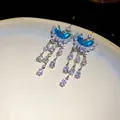 Dettaglio di scintillanti orecchini a farfalla con eleganti zirconi a goccia blu - Gancio per Orecchio-Argento (HE27909) / Blu