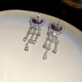 Primo piano di orecchini a farfalla in zircone con nappe a goccia scintillanti - Gancio per Orecchio-Argento (HE27909) / Viola