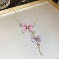 Elegante Detailansicht einer violetten Tüll-Schmetterlingskette mit funkelndem Strass und Perlen - Choker-Halskette / Rosa