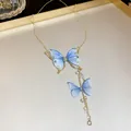 Detailansicht einer eleganten Halskette mit blauen Schmetterlingen, Perlen und Strasssteinen - Choker-Halskette / Blau